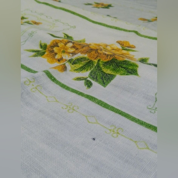 Rectangular mid-century Collectable Tablecloth. Hand made, yellow flowers - Picture 11 of 11